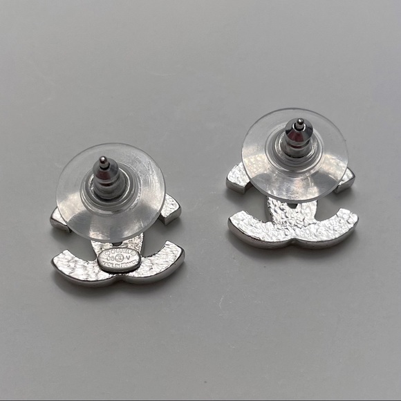 💥SOLD💥 CHANEL Classic Crystal CC Logo Earrings - Picture 5 of 8